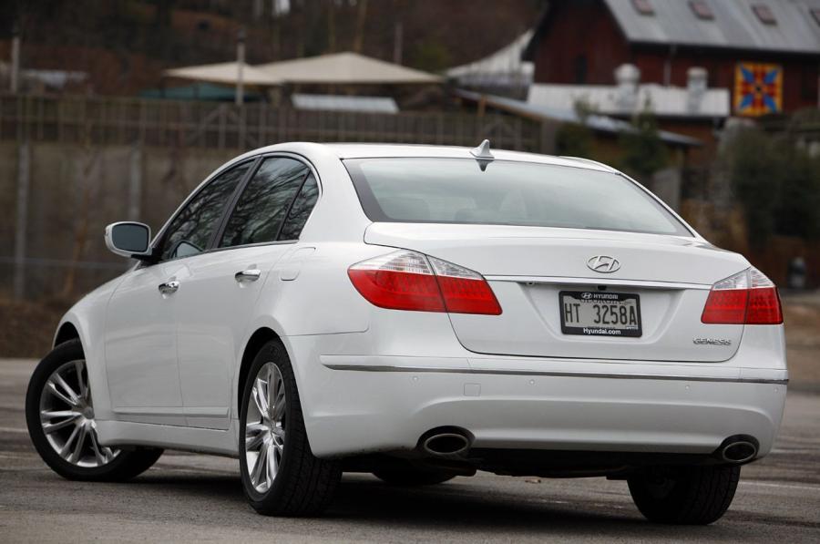  Hyundai Genesis Sedan 2011 года  (фото 17 из 39)